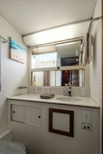 Ting Ting Yacht Photos Pics 1986 Hatteras 53 Classic My - Image 40