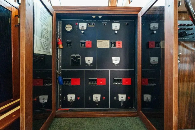 Ting Ting Yacht Photos Pics 1986 Hatteras 53 Classic My - Image 25