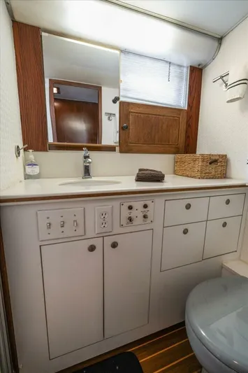 Ting Ting Yacht Photos Pics 1986 Hatteras 53 Classic My - Image 36