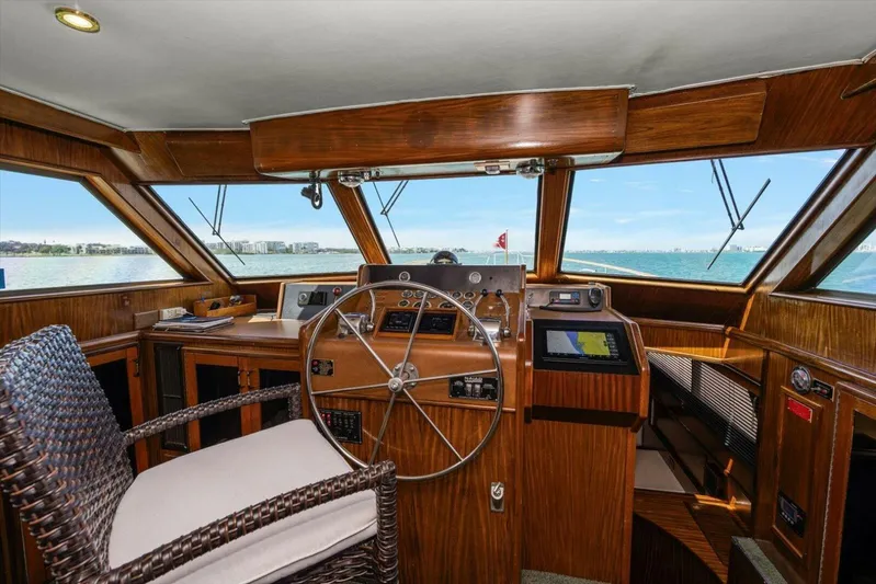 Ting Ting Yacht Photos Pics 1986 Hatteras 53 Classic My - Image 20