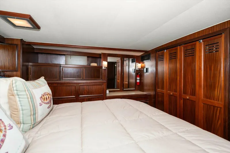 Ting Ting Yacht Photos Pics 1986 Hatteras 53 Classic My - Image 34