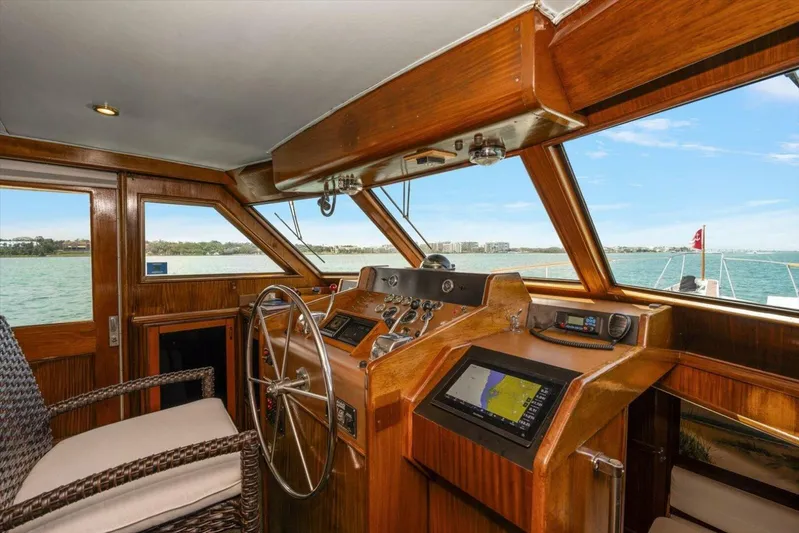 Ting Ting Yacht Photos Pics 1986 Hatteras 53 Classic My - Image 21