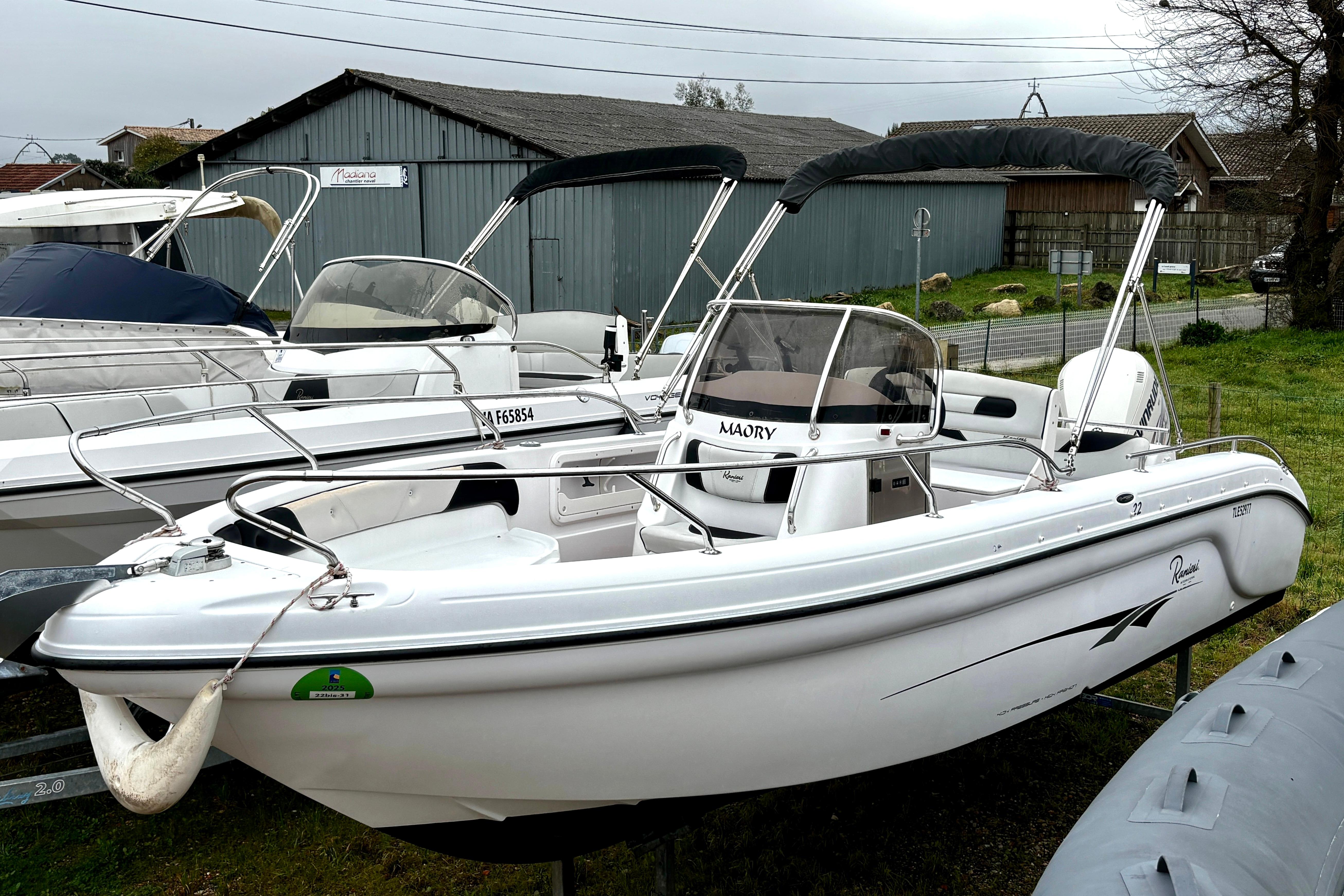 2011 Ranieri Voyager 22