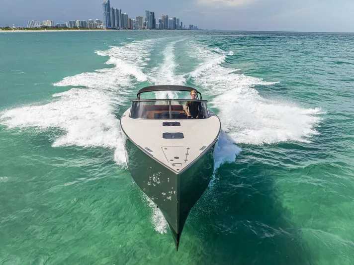  Yacht Photos Pics 2015 Vandutch 40 - Image 2