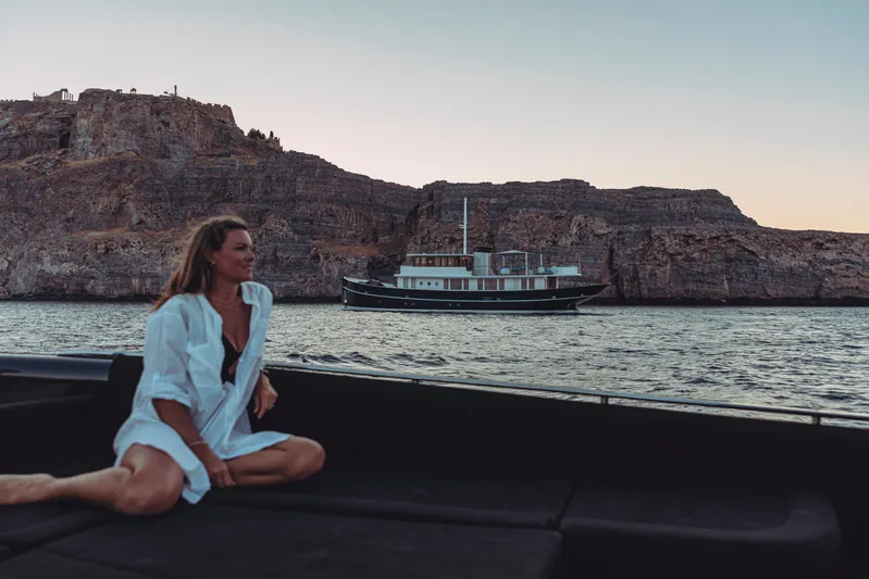 Far Niente Yacht Photos Pics 