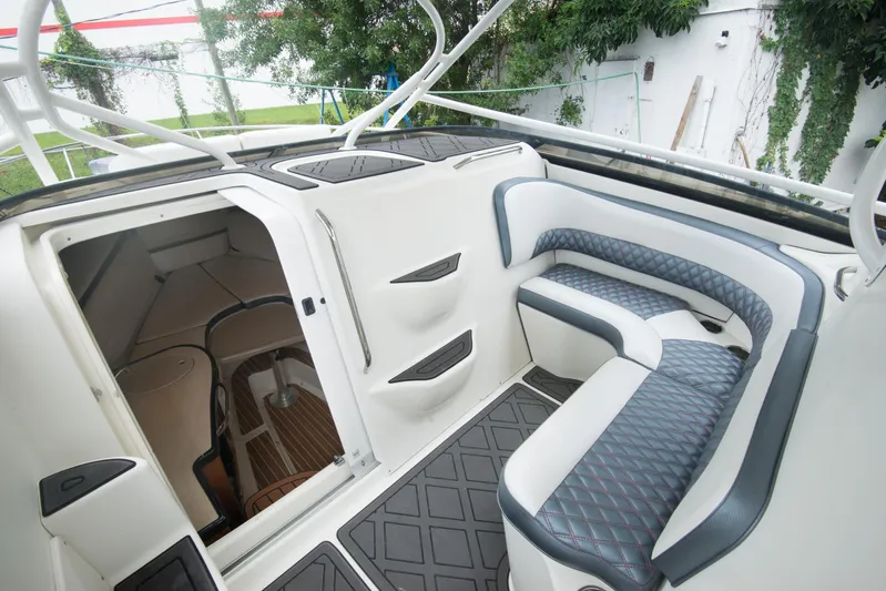  Yacht Photos Pics 2006 Hydra-Sports Vector 3300 VX interior with seating and cabin entrance.