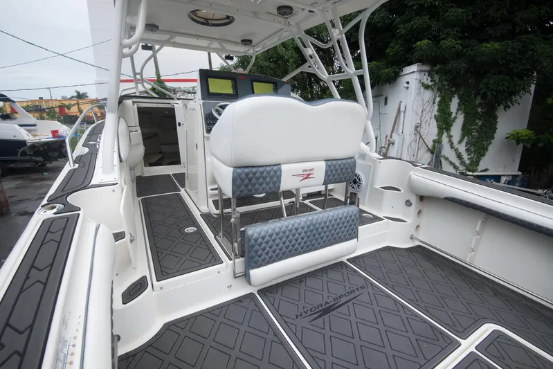  Yacht Photos Pics 2006 Hydra-Sports Vector 3300 VX boat interior with seating and dashboard.