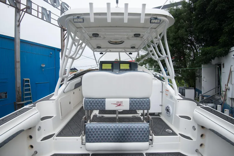  Yacht Photos Pics 2006 Hydra-Sports Vector 3300 VX boat interior with seating and helm station.