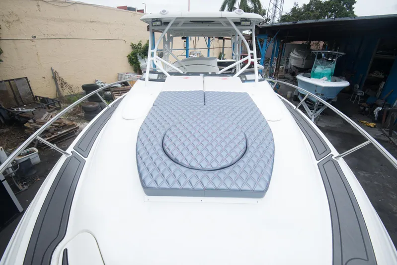  Yacht Photos Pics 2006 Hydra-Sports Vector 3300 VX boat with cushioned deck in a marina.