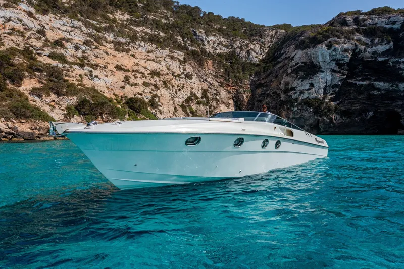 White Chocolate Yacht Photos Pics Luxury Magnum 44 yacht cruising in clear blue waters, 2003 model.