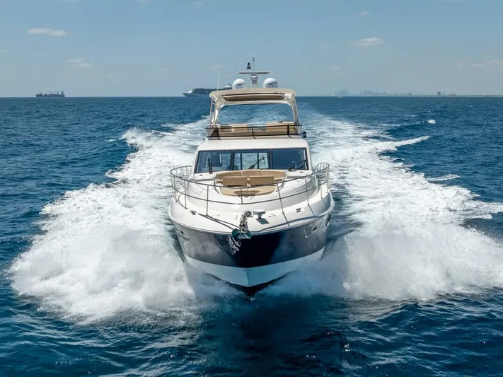  Yacht Photos Pics 2016 Sea Ray L650 Fly yacht cruising on open water, creating a dynamic wake.