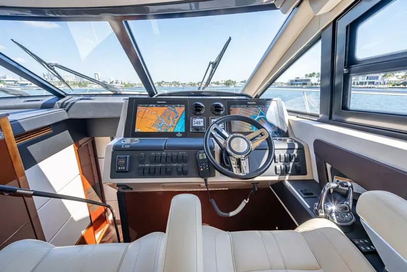  Yacht Photos Pics 2016 Sea Ray L650 Fly yacht helm with navigation screens and luxurious seating.