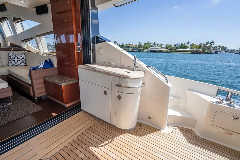  Yacht Photos Pics Luxurious 2016 Sea Ray L650 Fly yacht interior with waterfront view.