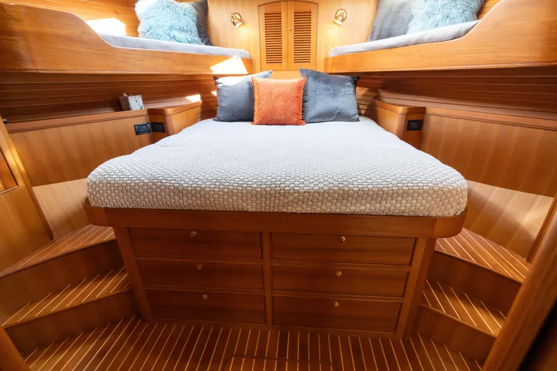 Griffin Yacht Photos Pics Marlow 72 GRIFFIN - VIP Stateroom Forward