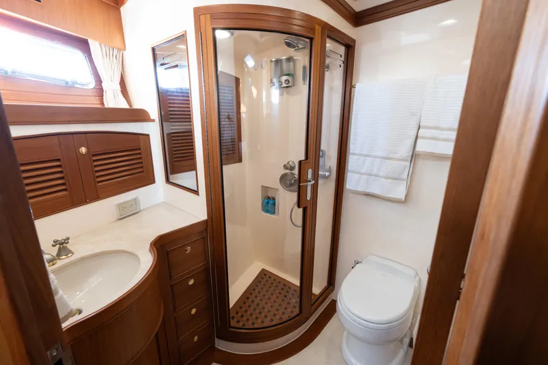 Griffin Yacht Photos Pics Marlow 72 GRIFFIN - Interior Ensuite Head