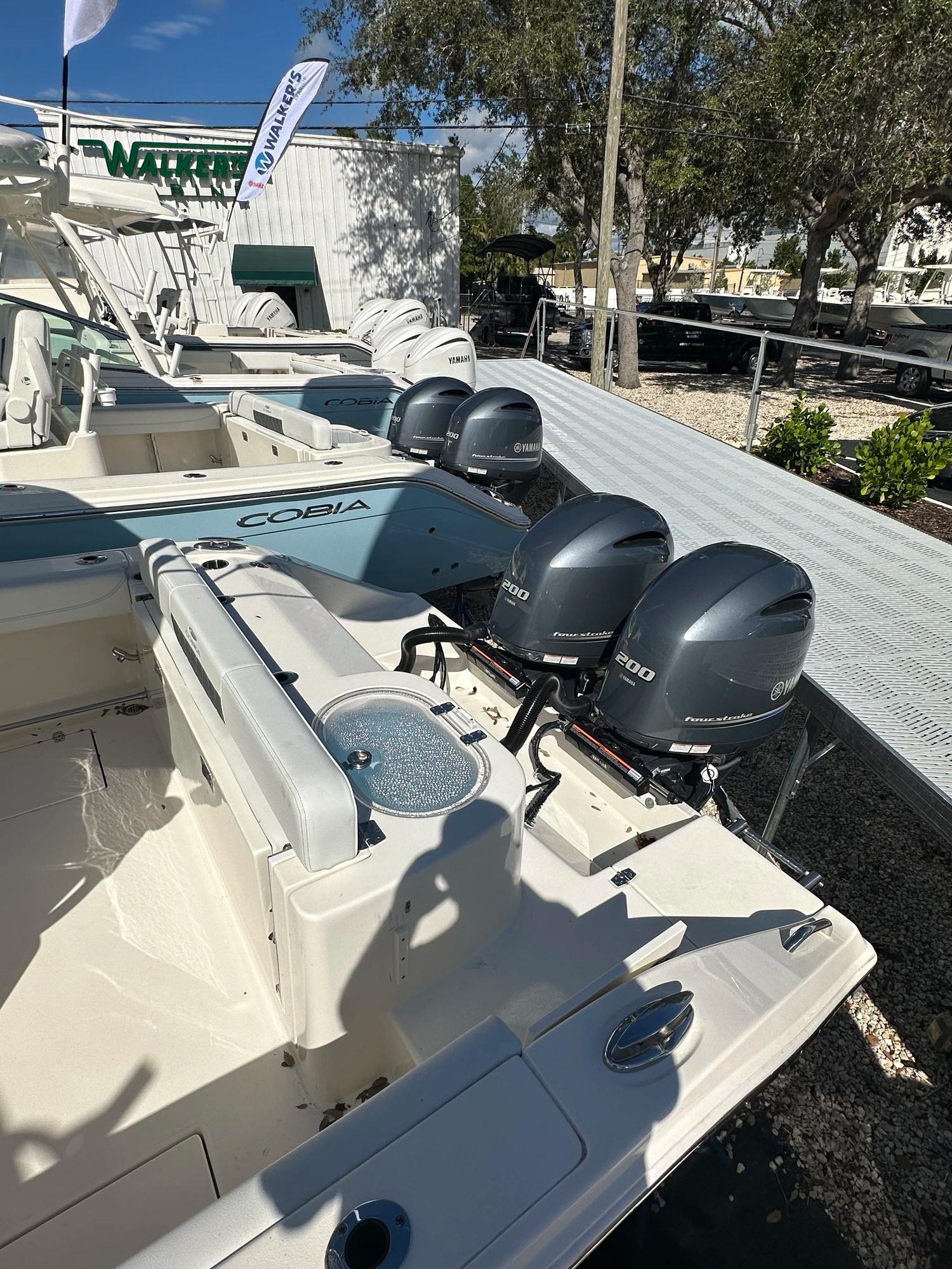 Frp Center Console Fishing Boat With Outboard at Best Price in