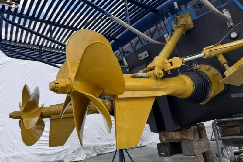 Jam Yacht Photos Pics Close-up of Magnum 51 Bestia 2013 boat propellers and drive system.