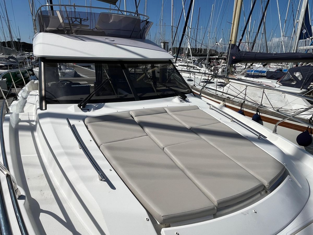 2021 Prestige 42 
