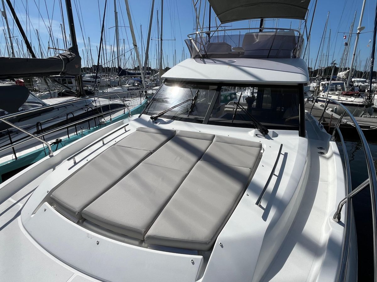 2021 Prestige 42 
