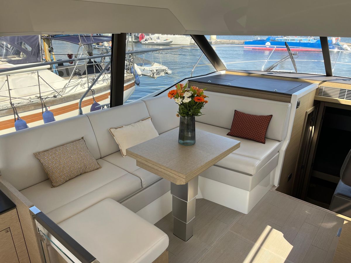 2021 Prestige 42 