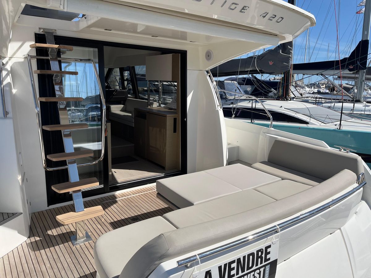 2021 Prestige 42 