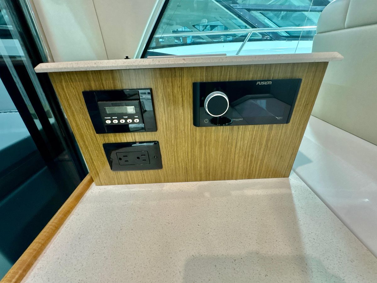 2016 Cruisers Yachts 48 