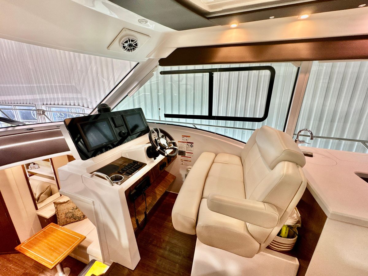 2016 Cruisers Yachts 48 