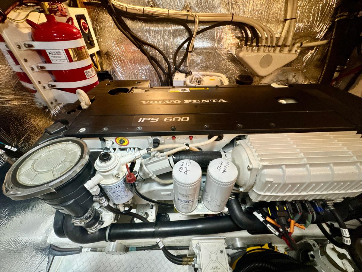 2016 Cruisers Yachts 48 