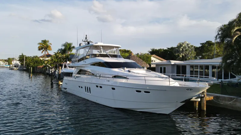  Yacht Photos Pics Luxury 2007 Fairline Squadron 68 yacht docked by waterfront homes.