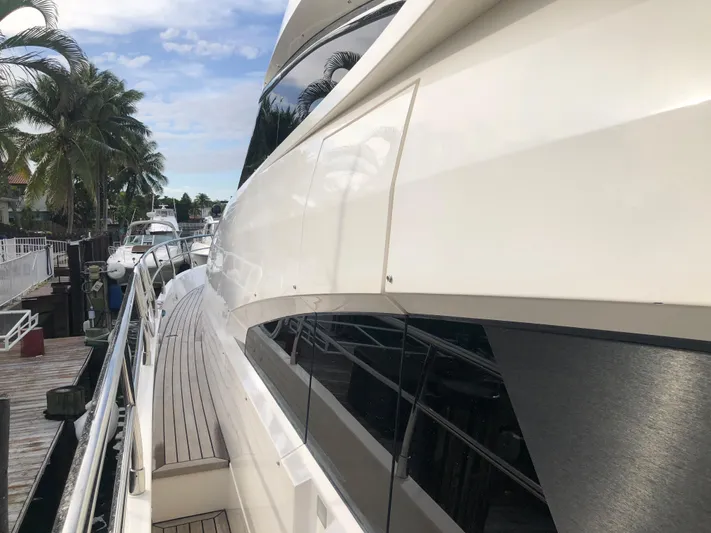  Yacht Photos Pics 2007 Fairline Squadron 68 yacht docked, showcasing sleek design and luxurious exterior.