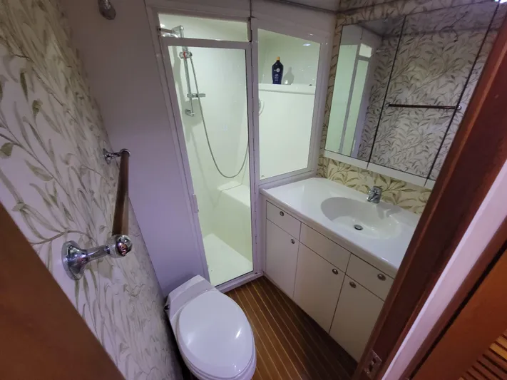  Yacht Photos Pics Bathroom interior of 1998 Buddy Davis 65 Carolina Custom yacht.