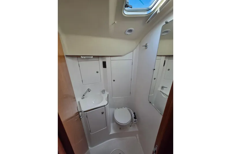 Hayabusa Yacht Photos Pics Compact bathroom in 1999 Jeanneau Sun Odyssey 40 DS sailboat with sink and toilet.