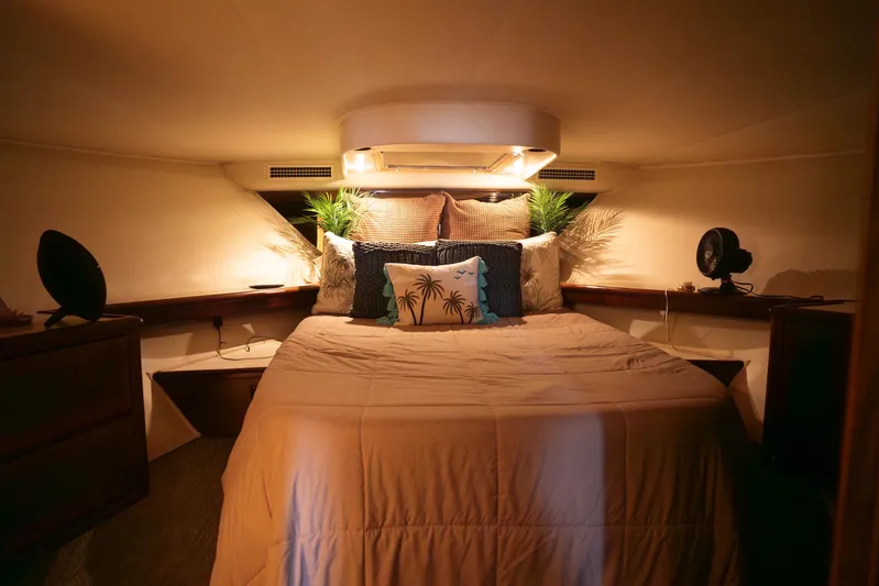 Bloodline Yacht Photos Pics Cozy bedroom interior of 1990 Hatteras 58 Convertible yacht with elegant decor.