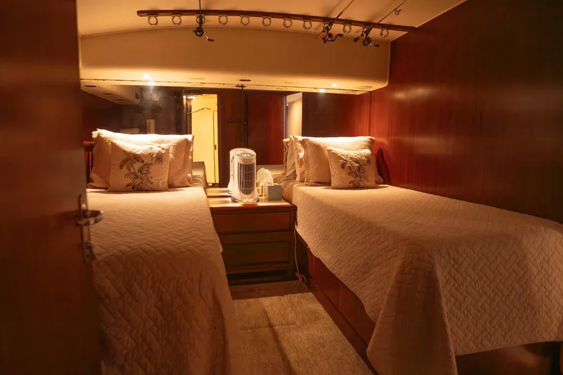 Bloodline Yacht Photos Pics Cozy twin bedroom interior on 1990 Hatteras 58 Convertible yacht.