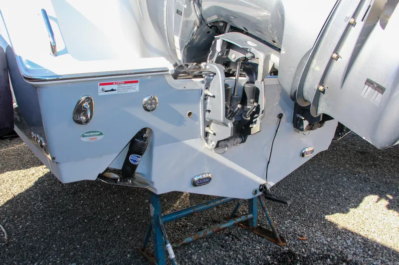  Yacht Photos Pics 2021 Sea Hunt Ultra 275 SE boat stern with outboard motor.