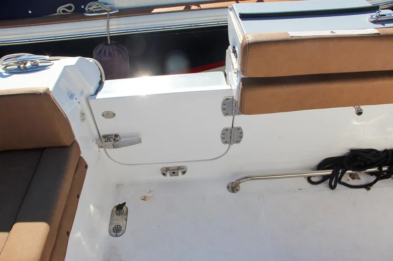  Yacht Photos Pics 2021 Sea Hunt Ultra 275 SE boat interior with brown seating and white deck.