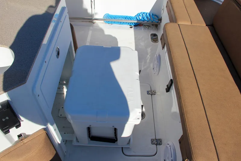  Yacht Photos Pics 2021 Sea Hunt Ultra 275 SE boat interior with cooler and seating.