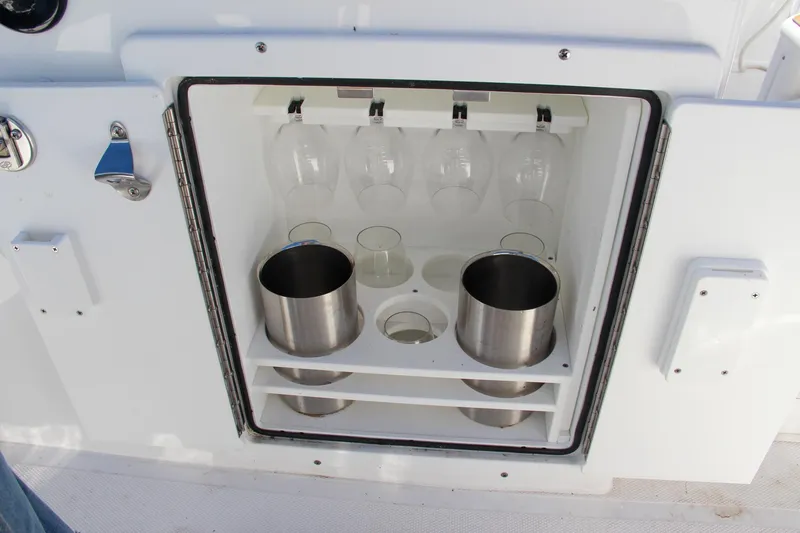  Yacht Photos Pics Built-in beverage storage on 2021 Sea Hunt Ultra 275 SE boat.