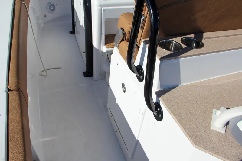  Yacht Photos Pics 2021 Sea Hunt Ultra 275 SE boat interior with seating and cup holders.