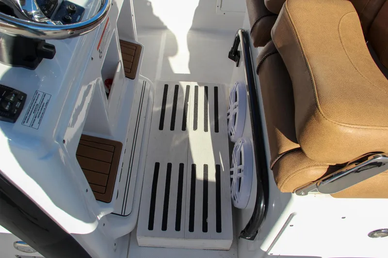  Yacht Photos Pics 2021 Sea Hunt Ultra 275 SE helm station with brown seating and footrest.