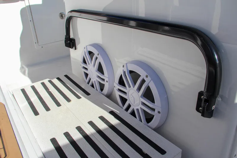  Yacht Photos Pics 2021 Sea Hunt Ultra 275 SE boat speakers and safety rail.