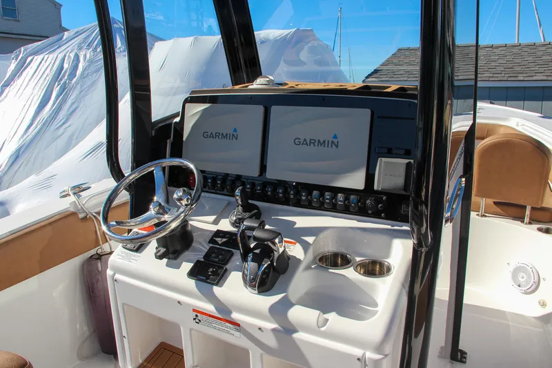  Yacht Photos Pics 2021 Sea Hunt Ultra 275 SE helm with Garmin navigation displays.