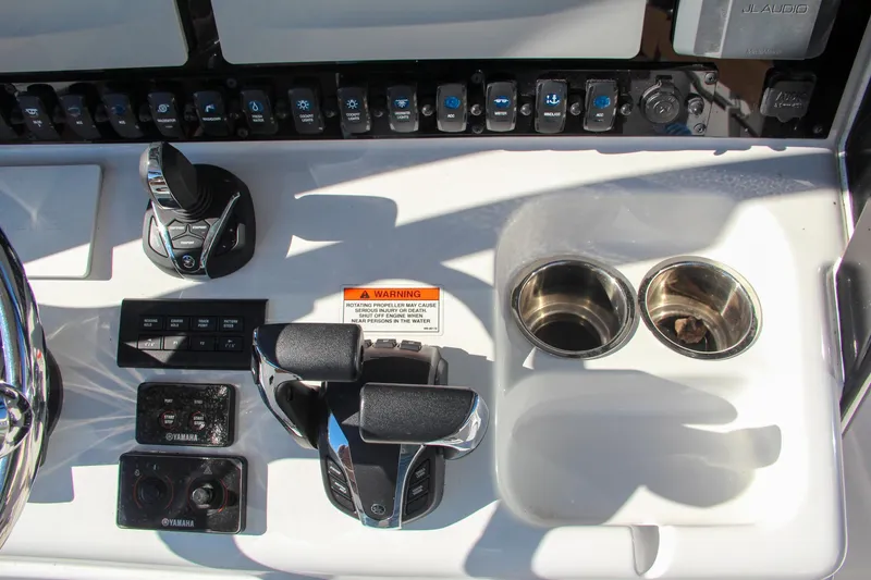  Yacht Photos Pics Control panel of 2021 Sea Hunt Ultra 275 SE boat with dual cup holders.