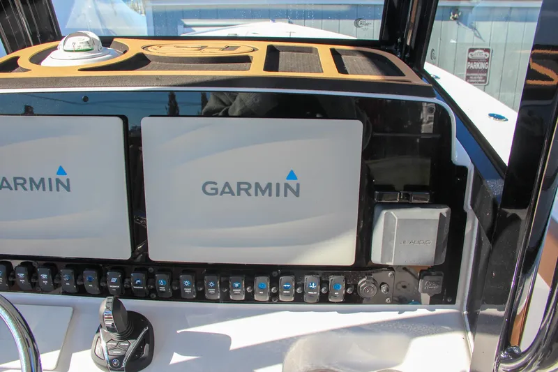  Yacht Photos Pics 2021 Sea Hunt Ultra 275 SE dashboard with dual Garmin displays.