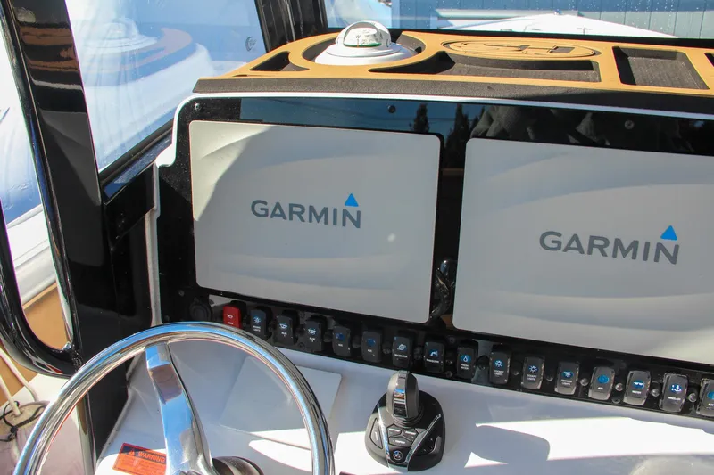  Yacht Photos Pics 2021 Sea Hunt Ultra 275 SE dashboard with dual Garmin displays and steering wheel.