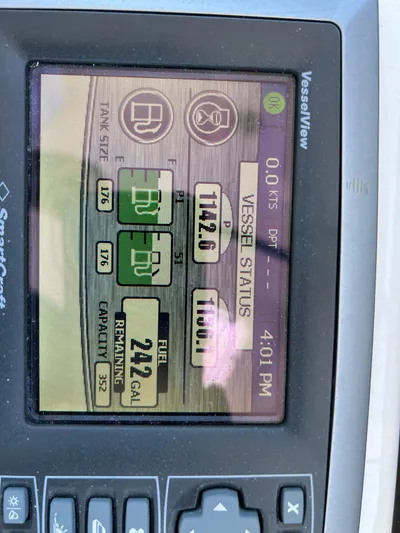 Lazy Days Yacht Photos Pics SmartCraft VesselView display on a 2009 Sea Ray 44 Sedan Bridge showing fuel status.