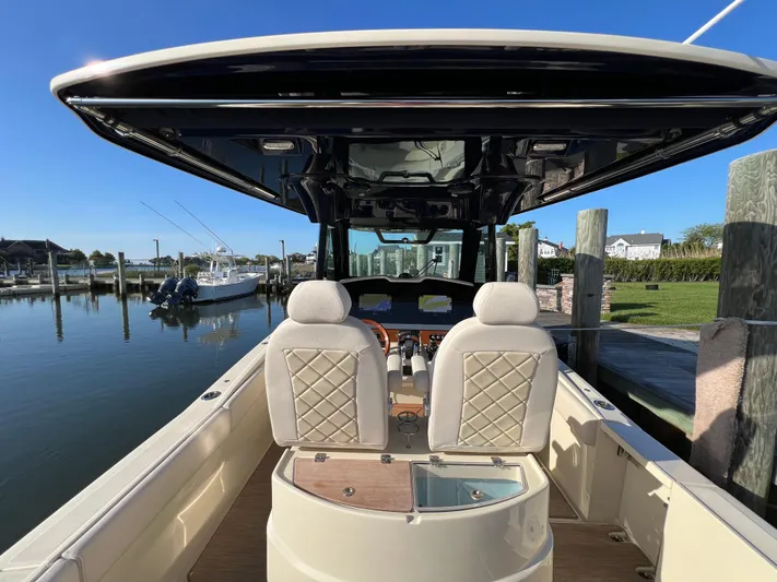 Sea Senora Yacht Photos Pics 2022 Chris-Craft Catalina 30 boat interior at a marina.