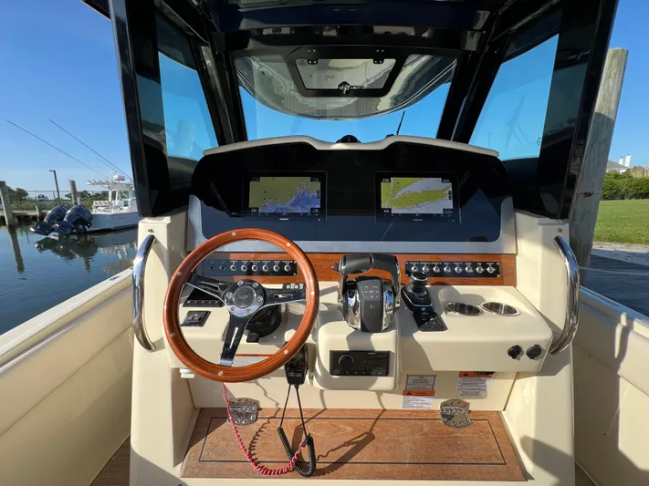 Sea Senora Yacht Photos Pics 2022 Chris-Craft Catalina 30 helm with dual navigation screens and wooden steering wheel.