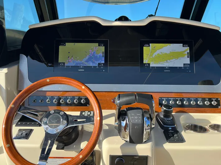 Sea Senora Yacht Photos Pics 2022 Chris-Craft Catalina 30 helm with dual navigation screens and wooden steering wheel.