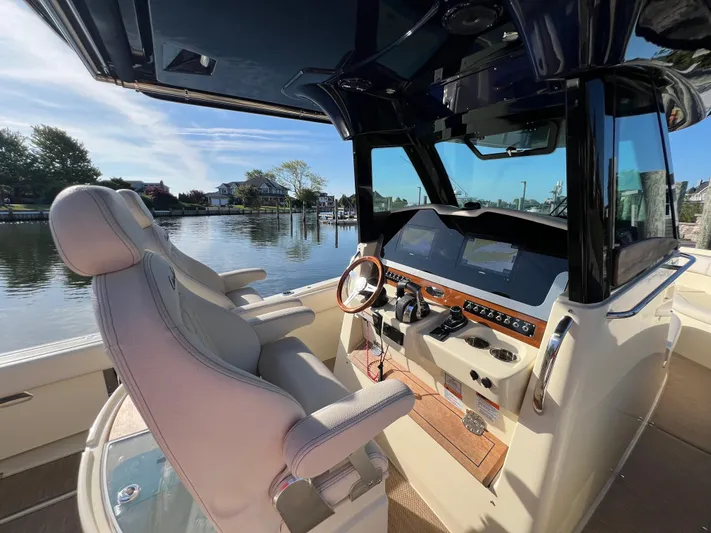 Sea Senora Yacht Photos Pics 2022 Chris-Craft Catalina 30 helm station with dual seats and advanced navigation system.